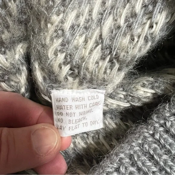 Vintage Jones New York Wool Blend Gray and Cream Chevron Cardigan size M Petite - Picture 7 of 7